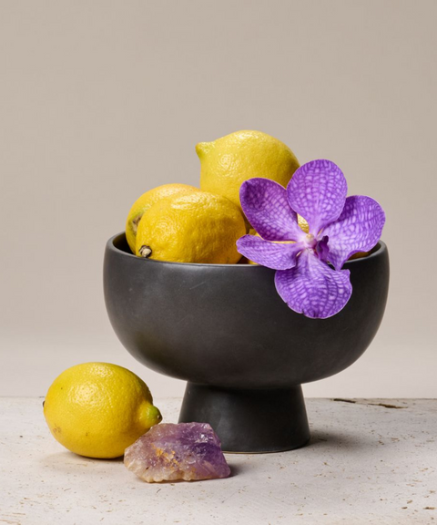 Frutero de Barro Negro con Limones y Orquídea – Unelefante + Priscila Alaniz