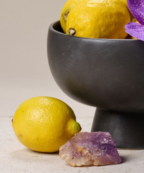 Frutero de Barro Negro con Limones y Orquídea – Unelefante + Priscila Alaniz