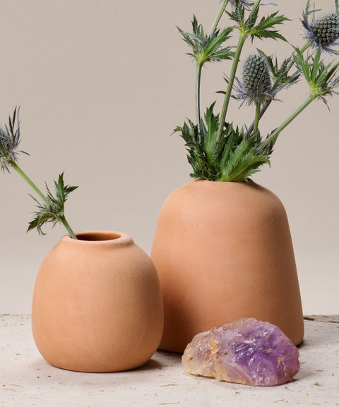 Set Floreros de Barro Pequeño Altar con Flores de Temporada - Unelefante + Priscila Alaniz