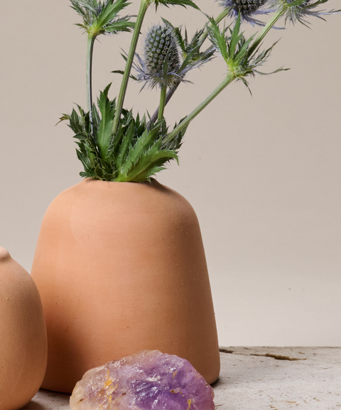 Set Floreros de Barro Pequeño Altar con Flores de Temporada - Unelefante + Priscila Alaniz