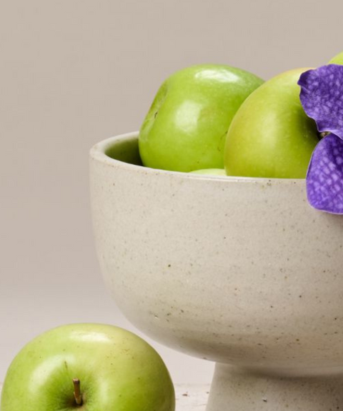 Frutero de Barro Esmaltado con Manzanas y Orquídea – Unelefante + Priscila Alaniz