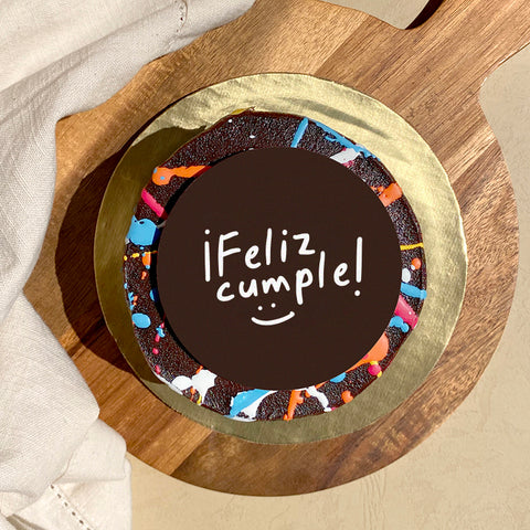 Pastel de Chocolate Pollock con Texto Feliz Cumple