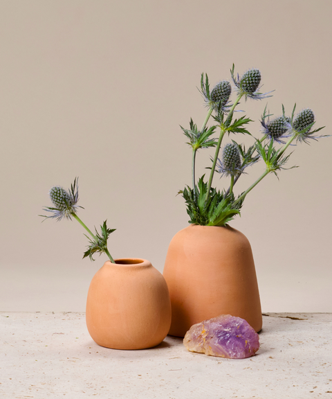 Set Floreros de Barro Pequeño Altar con Flores de Temporada - Unelefante + Priscila Alaniz