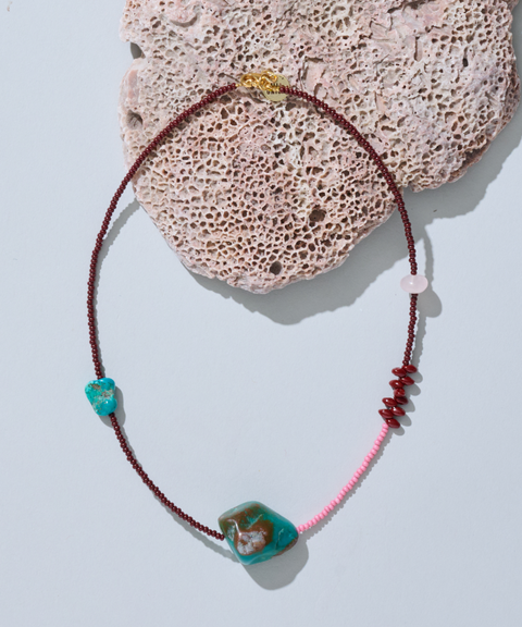 Collar Turquesa Amuleto con Cuarzo Rosa y Chaquira - Hija Única