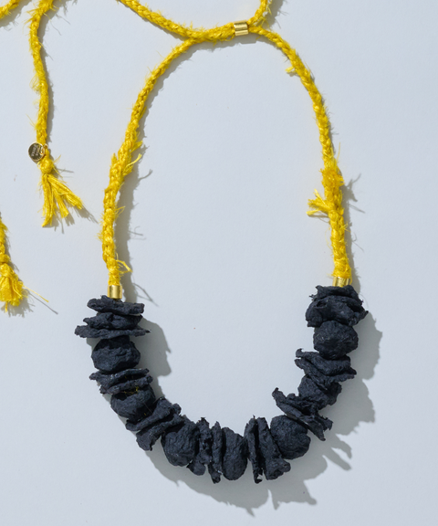 Collar Barragán Negro en Papel Maché y Seda - Hija Única
