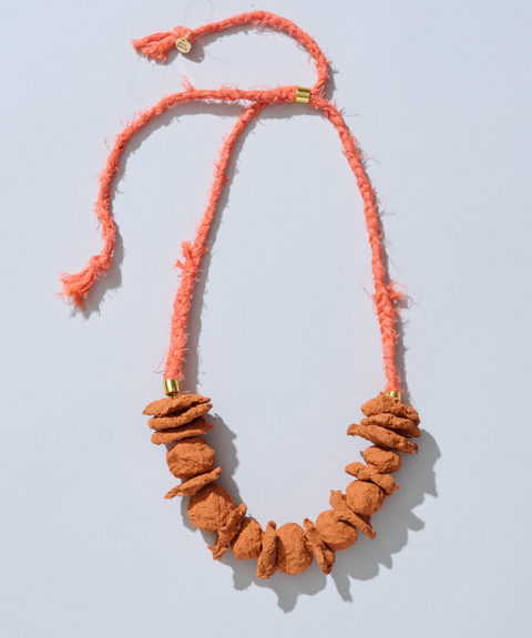 Collar Barragán Ocre en Papel Maché, Algodón y Seda - Hija Única