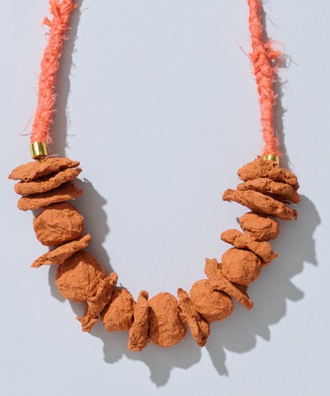 Collar Barragán Ocre en Papel Maché, Algodón y Seda - Hija Única