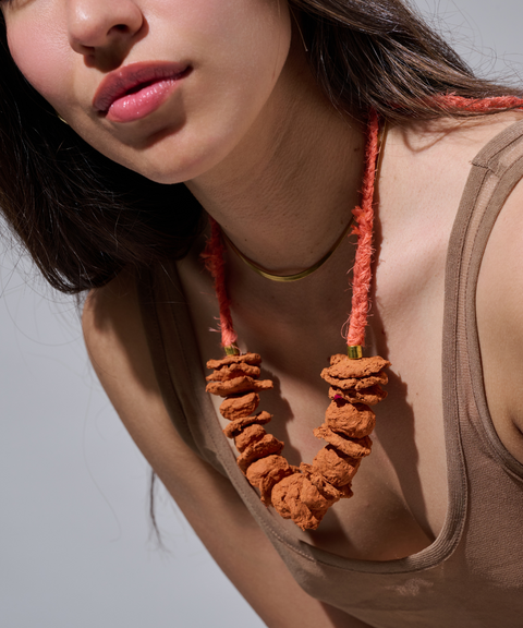 Collar Barragán Ocre en Papel Maché, Algodón y Seda - Hija Única