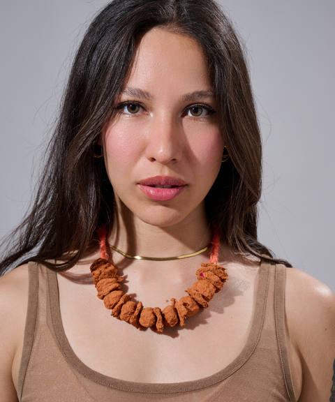 Collar Barragán Ocre en Papel Maché, Algodón y Seda - Hija Única