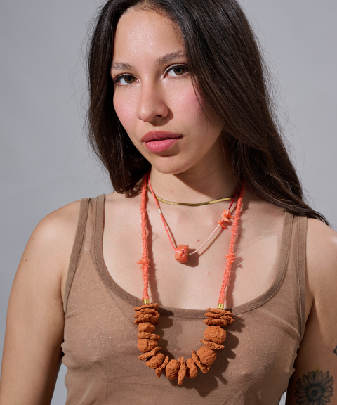 Collar Barragán Ocre en Papel Maché, Algodón y Seda - Hija Única