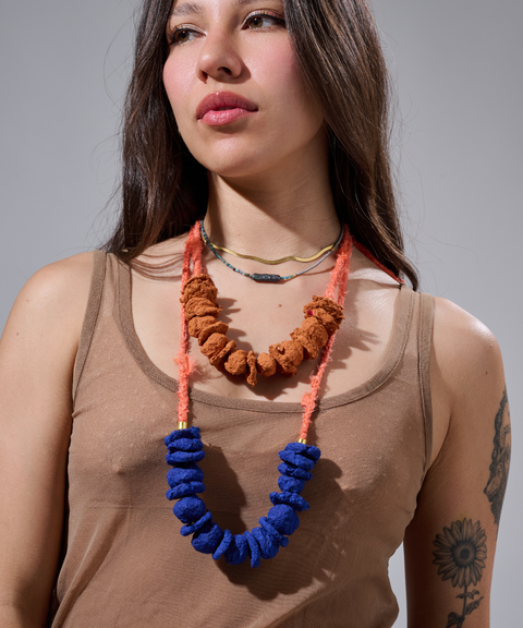 Collar Barragán Ocre en Papel Maché, Algodón y Seda - Hija Única