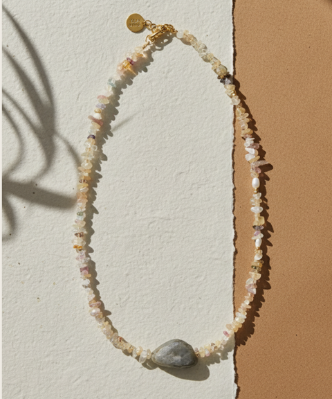 Collar Tesoro con Labradorita y Confeti de Perlas y Piedras Naturales - Hija Única