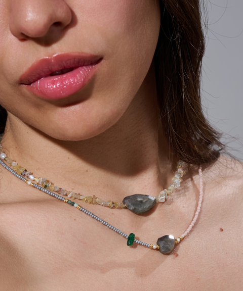 Collar Tesoro con Labradorita y Confeti de Perlas y Piedras Naturales - Hija Única