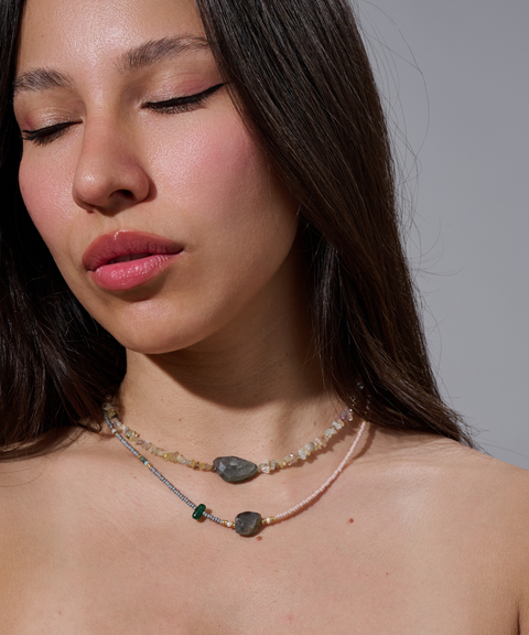 Collar Tesoro con Labradorita y Confeti de Perlas y Piedras Naturales - Hija Única