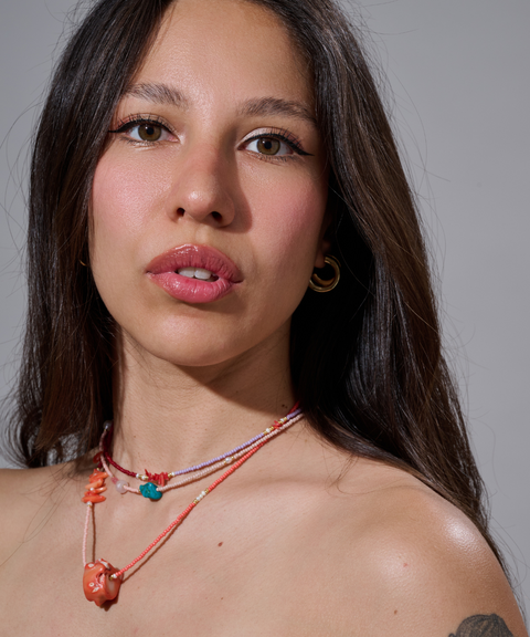 Collar Petit Coral con Chaquira y Perlas de Agua Dulce - Hija Única