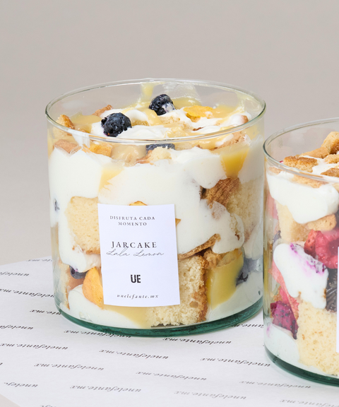 Copa LALA LEMON con Bizcocho de Vainilla, Moras y Mango, Lemon Curd y Galleta de Canela