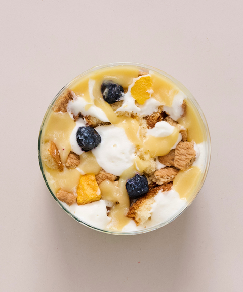 Copa LALA LEMON con Bizcocho de Vainilla, Moras y Mango, Lemon Curd y Galleta de Canela