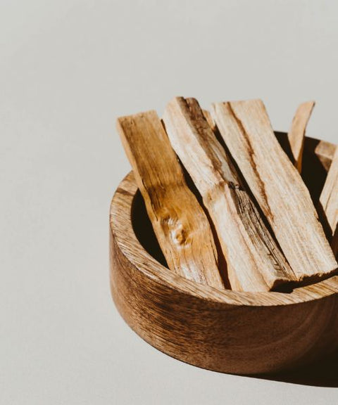 Palo Santo con Base de Cerámica Artesanal – Purifica tu Espacio con Encanto Natural