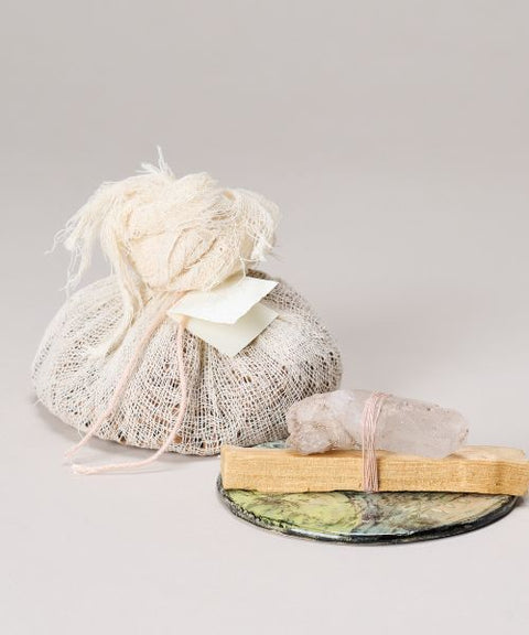 Palo Santo con Base de Cerámica Artesanal – Purifica tu Espacio con Encanto Natural