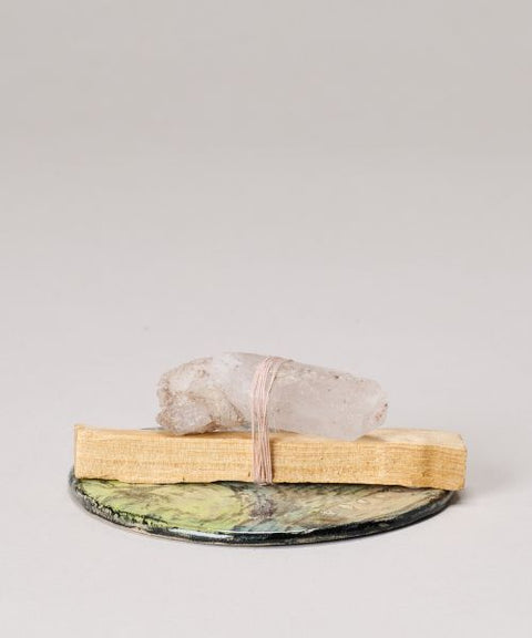 Palo Santo con Base de Cerámica Artesanal – Purifica tu Espacio con Encanto Natural