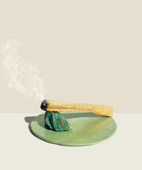 Palo Santo con Base de Cerámica Artesanal – Purifica tu Espacio con Encanto Natural