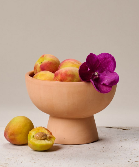 Frutero de Barro con Duraznos y Orquídea – Unelefante + Priscila Alaniz