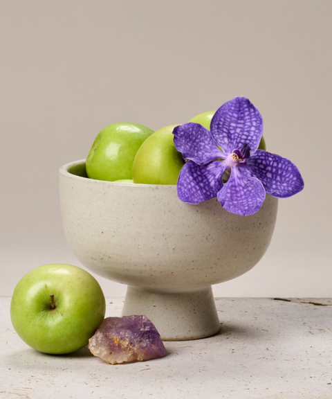 Frutero de Barro Esmaltado con Manzanas y Orquídea – Unelefante + Priscila Alaniz