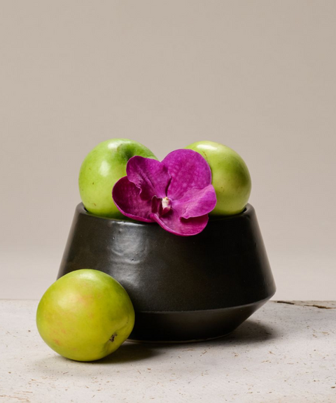 Frutero de Barro Negro con Manzanas y Orquídea – Unelefante + Priscila Alaniz