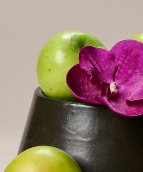 Frutero de Barro Negro con Manzanas y Orquídea – Unelefante + Priscila Alaniz