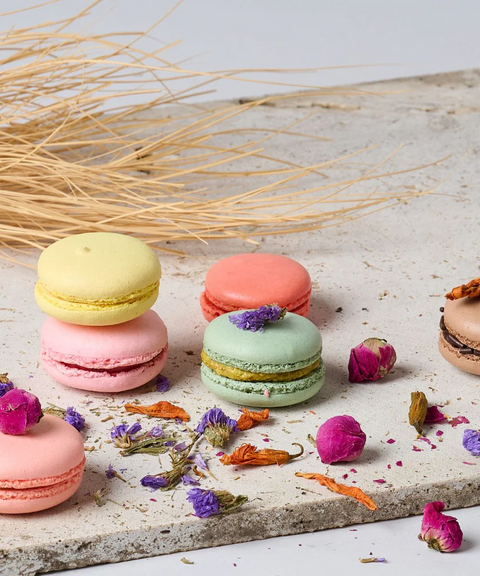 Set para Mamá - Armonía - Globo, Flores Suli Bloom y Macarons de Temporada