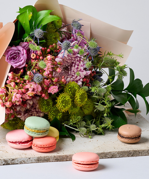 Set para Mamá - Armonía - Globo, Flores Suli Bloom y Macarons de Temporada