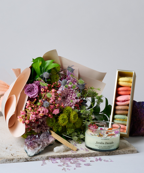 Set para Mamá - Color Bloom - Flores Suli Bloom, Macarons, Palo Santo y Vela Jardín Dorado