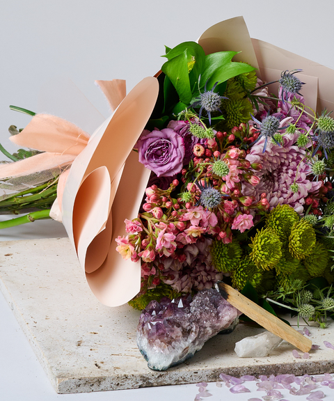 Set para Mamá - Color Bloom - Flores Suli Bloom, Macarons, Palo Santo y Vela Jardín Dorado