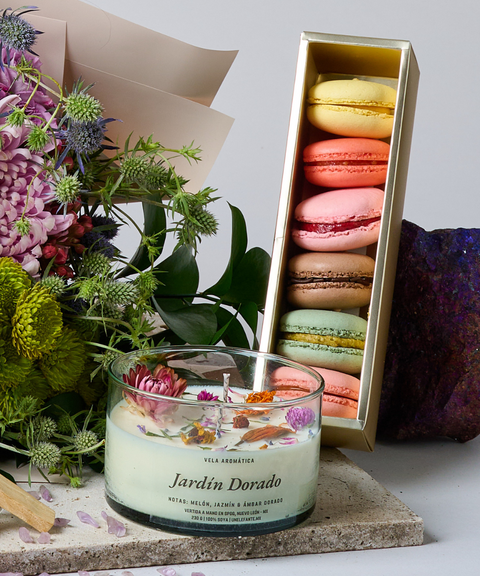 Set para Mamá - Color Bloom - Flores Suli Bloom, Macarons, Palo Santo y Vela Jardín Dorado