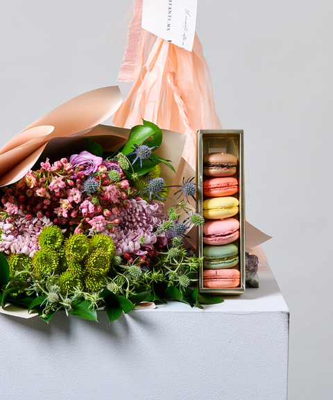 Set para Mamá - Armonía - Globo, Flores Suli Bloom y Macarons de Temporada