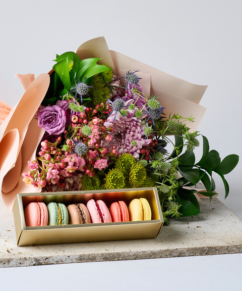 Set para Mamá - Armonía - Globo, Flores Suli Bloom y Macarons de Temporada