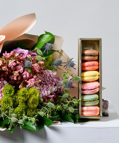 Set para Mamá - Armonía - Globo, Flores Suli Bloom y Macarons de Temporada