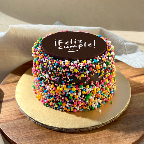 Pastel de Chocolate Funfeti Feliz Cumple